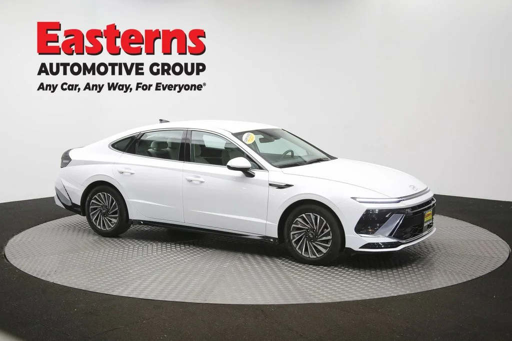Used 2025 White Hyundai SEL image 47