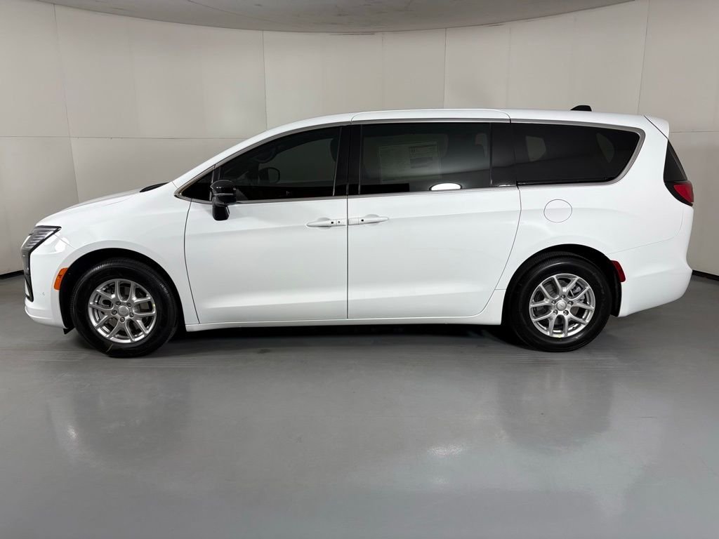 New 2027 Bright White Clear-Coat Exterior Paint Chrysler Select image 5