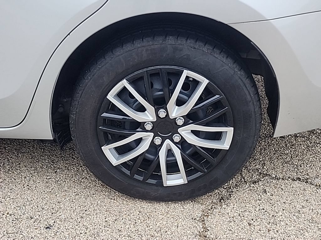 Used 2016 Classic Silver Me Toyota L image 3