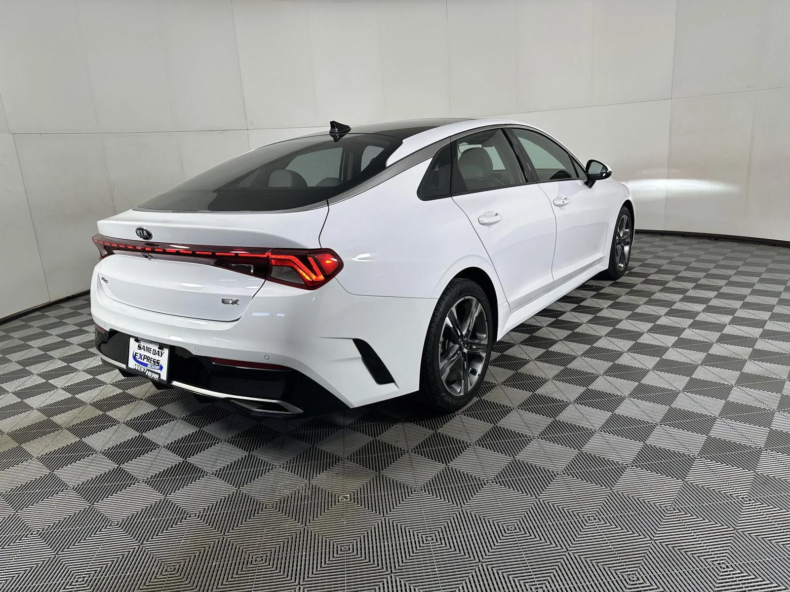 Used 2021 Glacial White Pearl Kia  image 26