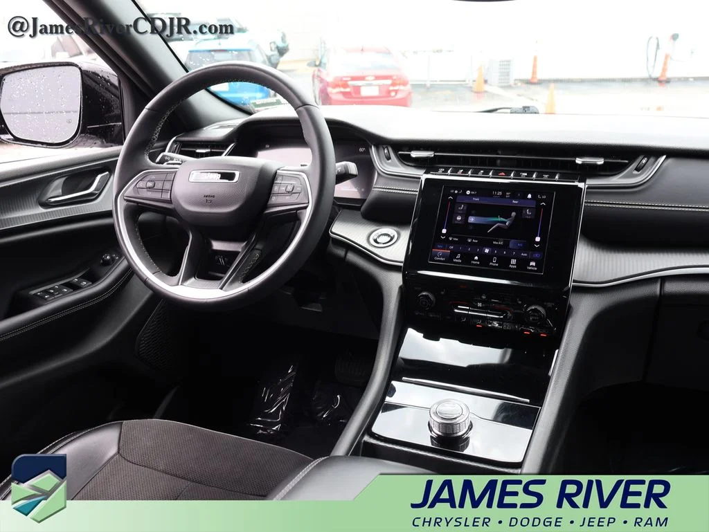 Used 2024 Silver Jeep Altitude image 14