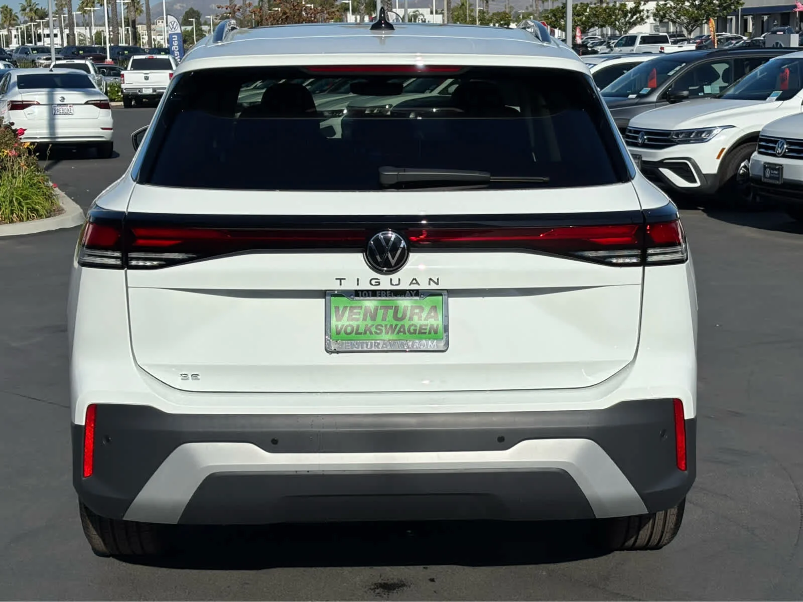 New 2026 PURE WHITE Volkswagen SE image 4