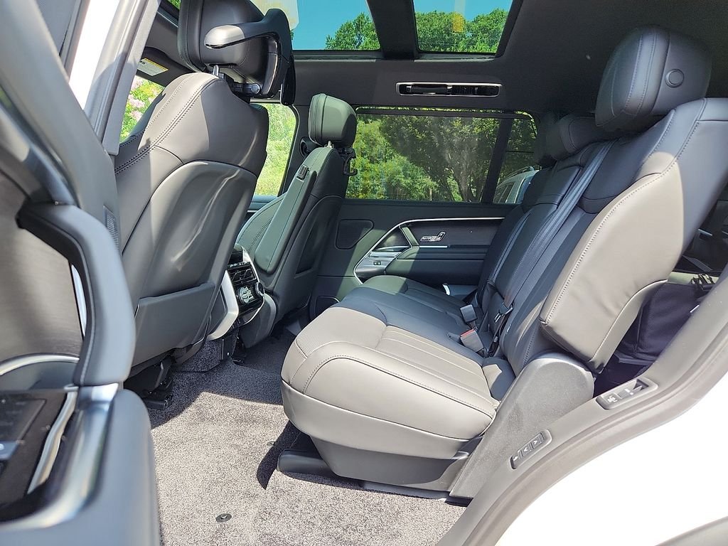 New 2026 Fuji White Land Rover SE image 5