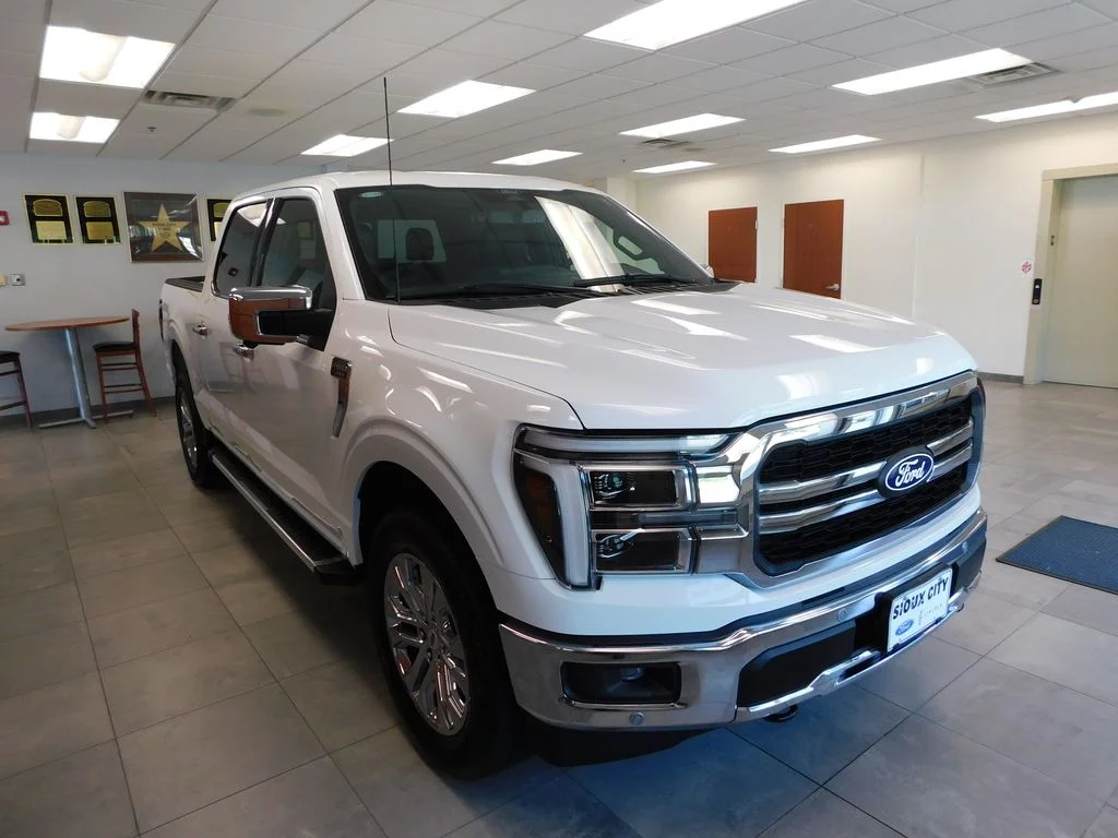 Certified Used 2025 Oxford White Ford Lariat image 3