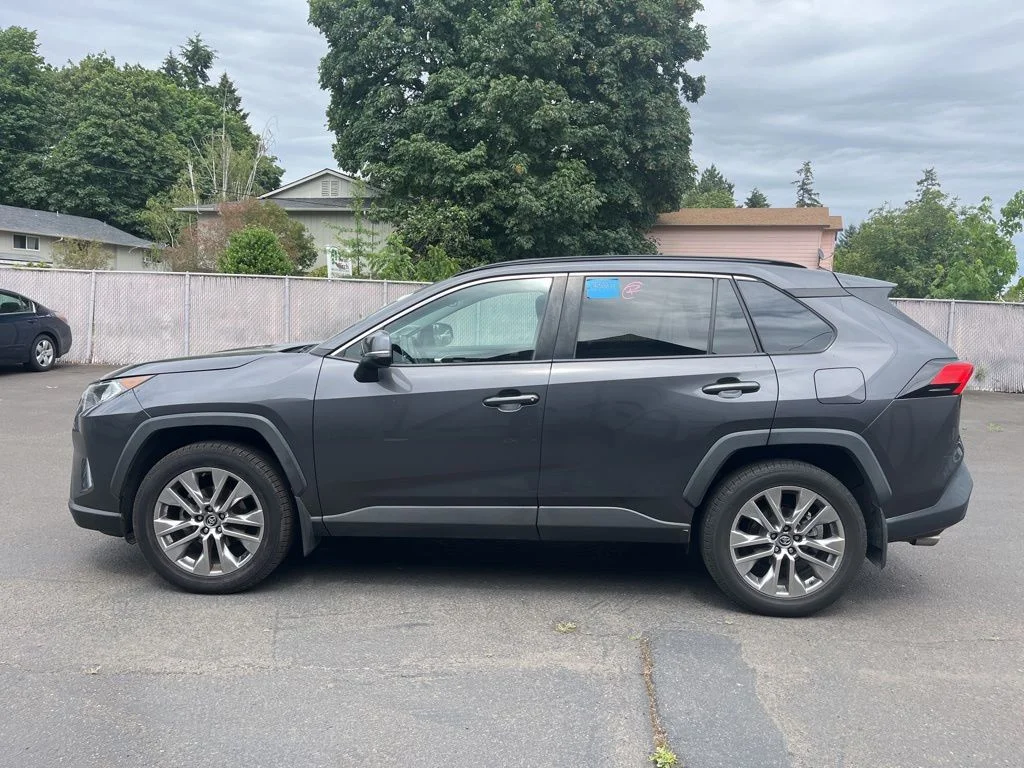 Used 2019 Gray Toyota XLE Premium image 4