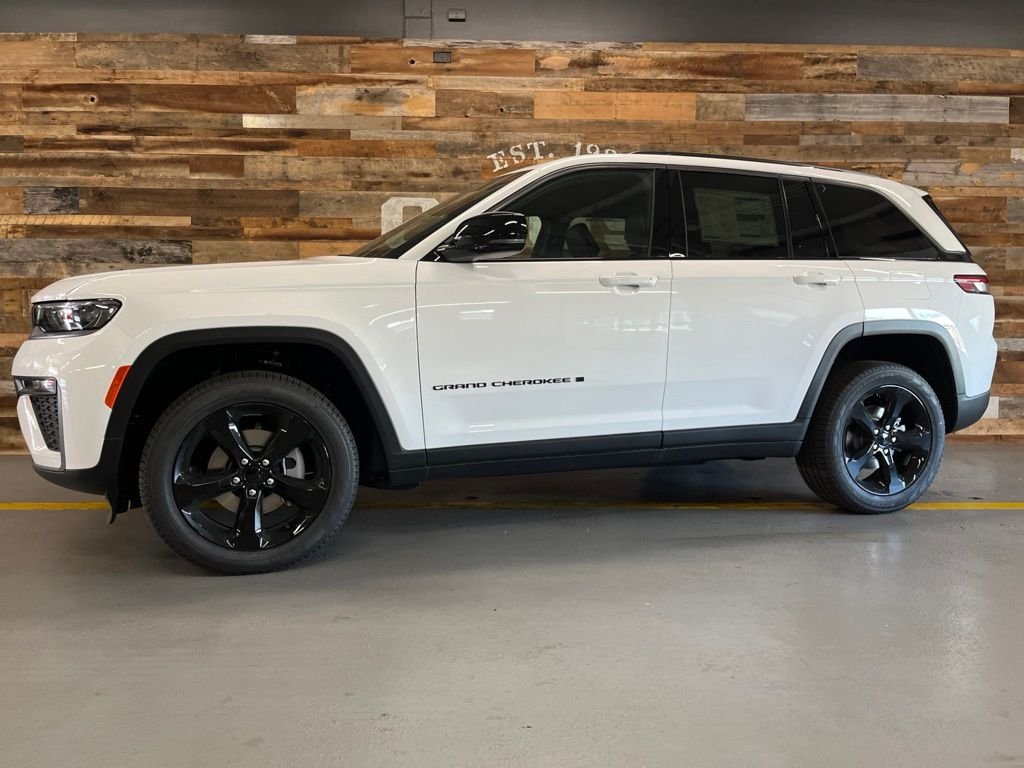 New 2026 Bright White Clear-Coat Exterior Paint Jeep Limited image 16