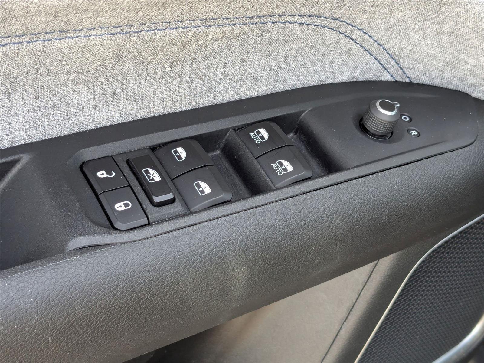 Used 2024 Diamond Black Crystal Pearlcoat Jeep Latitude image 13