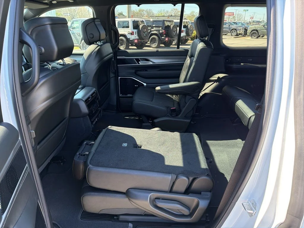 New 2026 Bright White Clear-Coat Exterior Paint Jeep Limited Reserve image 28