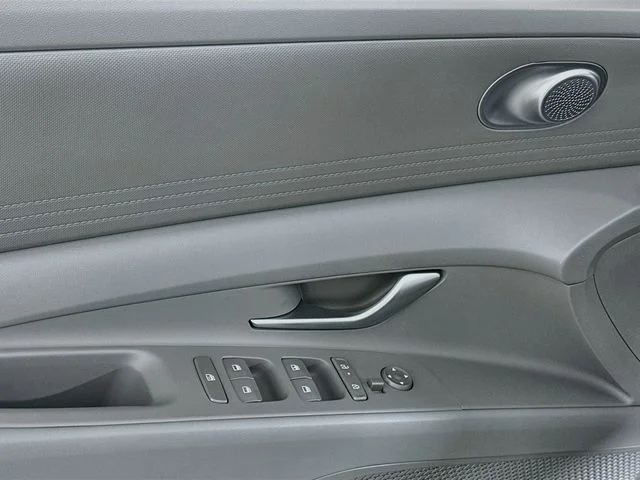 New 2026 Hyundai ELANTRA SE