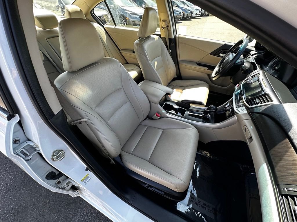 Used 2015  Honda Touring image 12