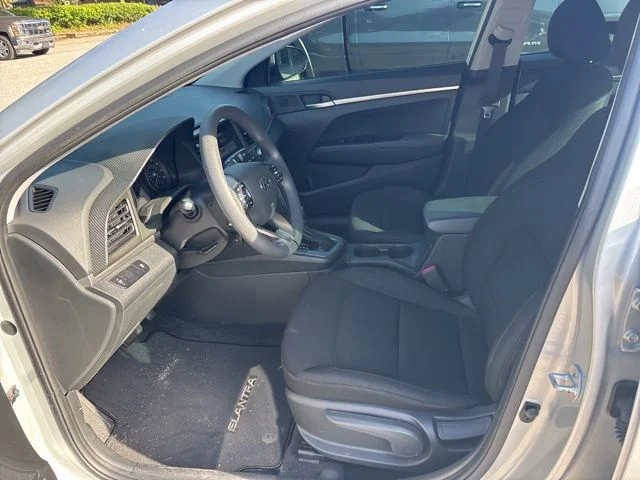 Used 2019 Silver Hyundai SE image 9