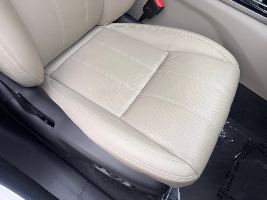 Used 2023 White Land Rover R-Dynamic S image 50