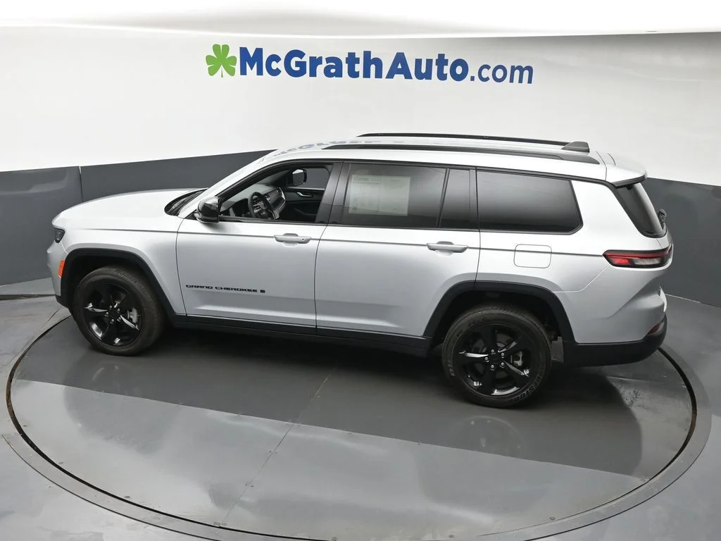 Used 2023 Silver Jeep Altitude image 26
