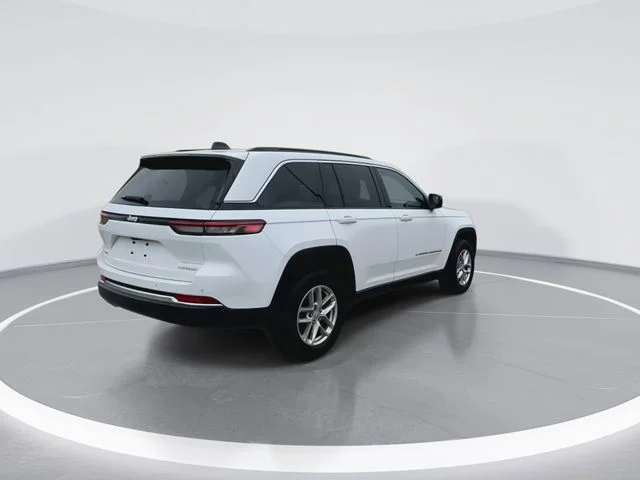 Used 2025 White/off-white Jeep Laredo X image 11