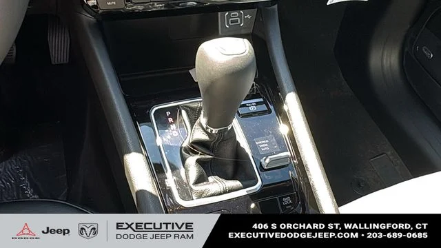 New 2026 Diamond Black Crystal Pearl-Coat Exterior Paint Jeep Limited image 18