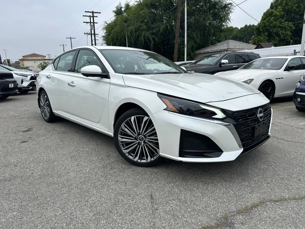 Used 2025 Pearl White TriCoat Nissan 2.5 SL image 1