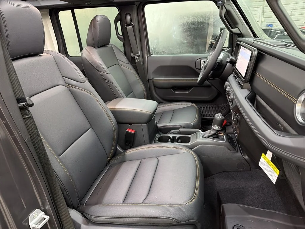 New 2026 Granite Crystal Metallic Clear-Coat Exterior Paint Jeep Sahara image 26