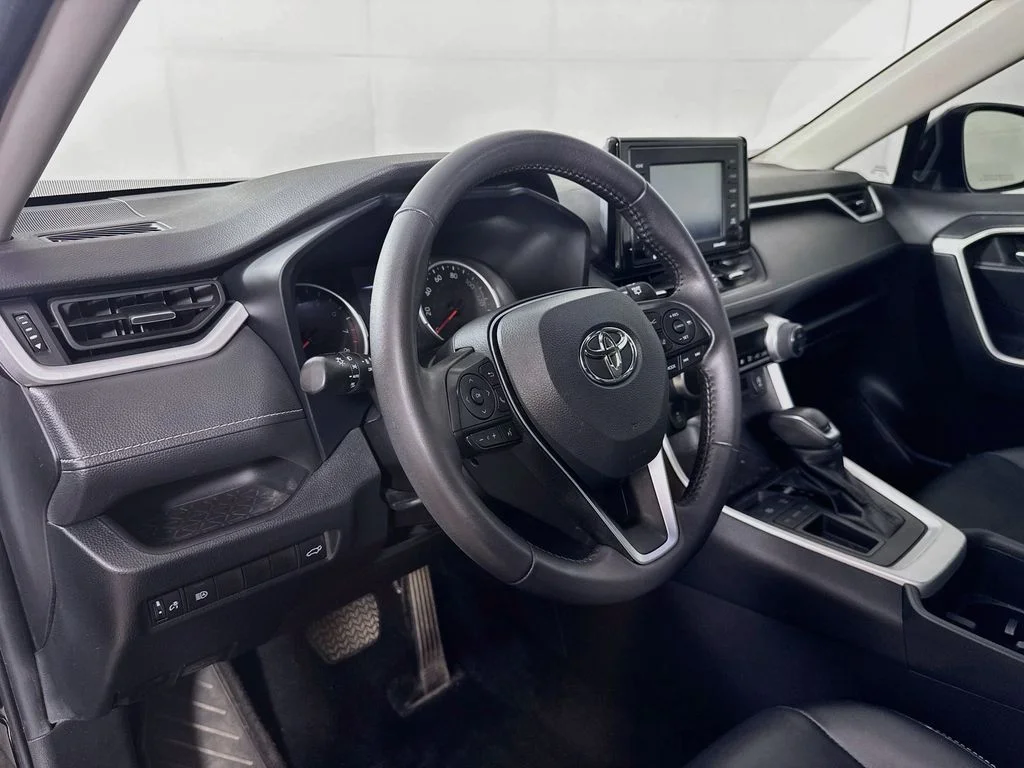 Used 2022 Black Toyota XLE Premium image 9