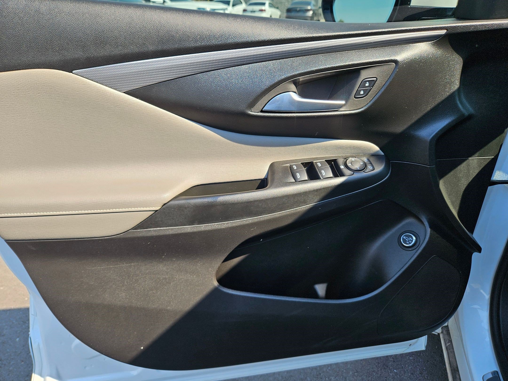 Used 2025 White Frost Tricoat Buick Avenir image 14