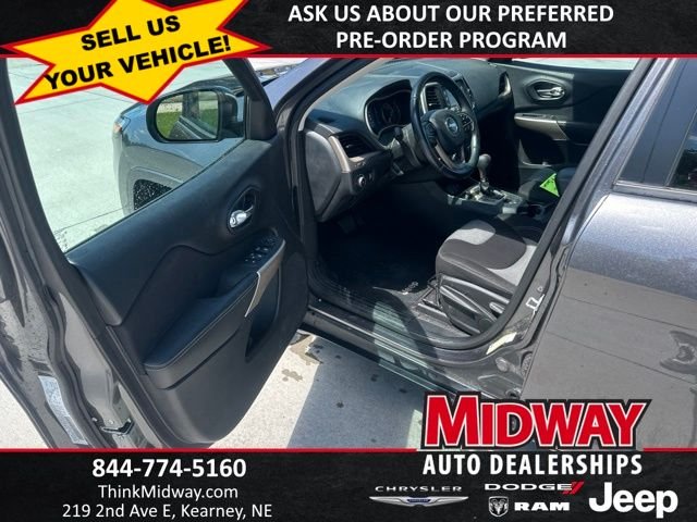 Certified Used 2018 Gray Jeep Latitude image 8