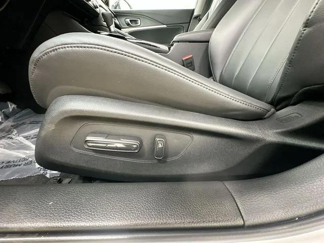 Used 2025  Acura Base image 15