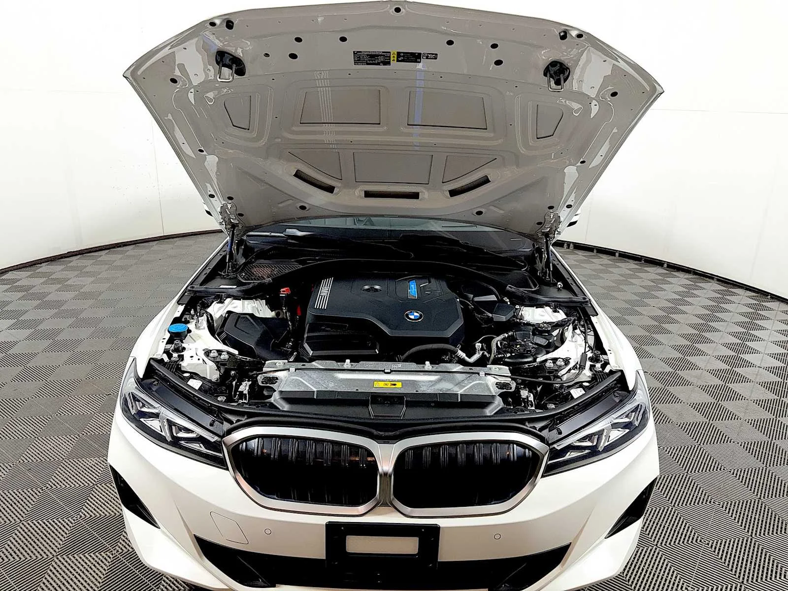 Used 2023 Alpine White BMW 330e xDrive image 31