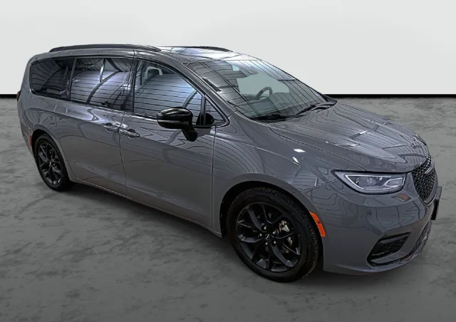 Used 2025 White Chrysler Limited image 5