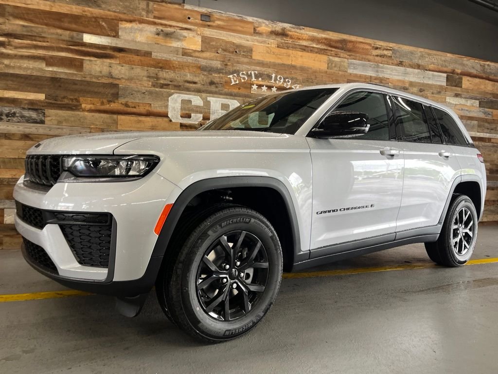 New 2026 Silver Zynith Exterior Paint Jeep Laredo Altitude image 16