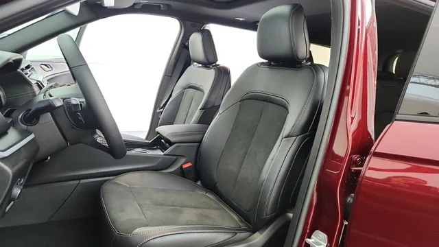 New 2025 Velvet Red Pearl-Coat Exterior Paint Jeep Altitude X image 16