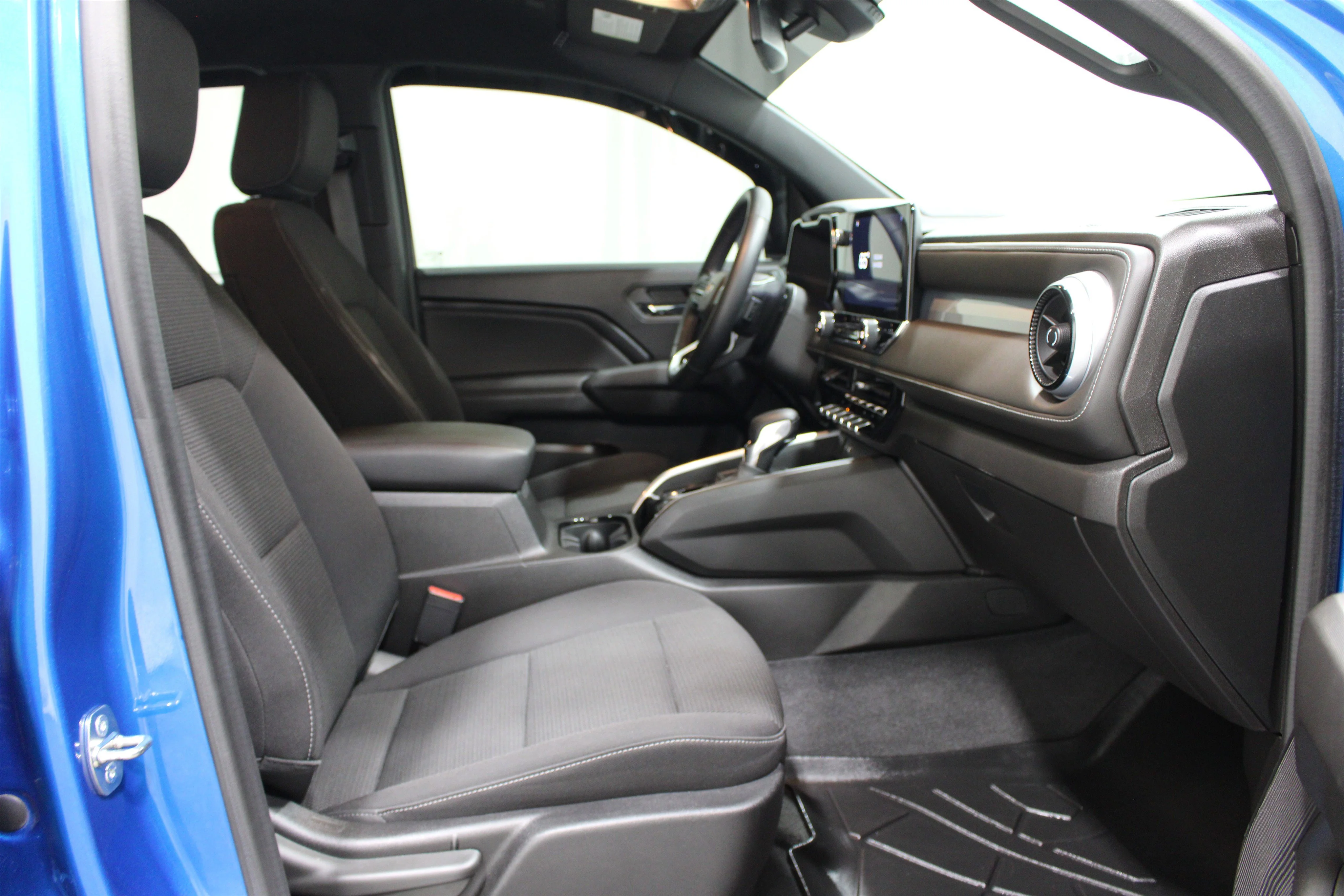 2023 Chevrolet Colorado LT - Photo 25