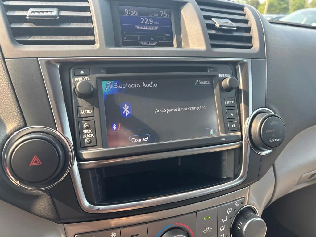 Used 2013 White Toyota Base image 25