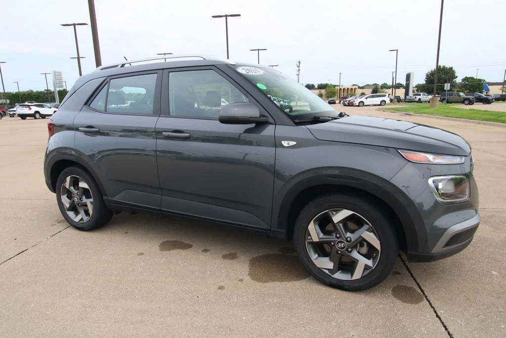 Used 2025 Gray Hyundai SEL image 3