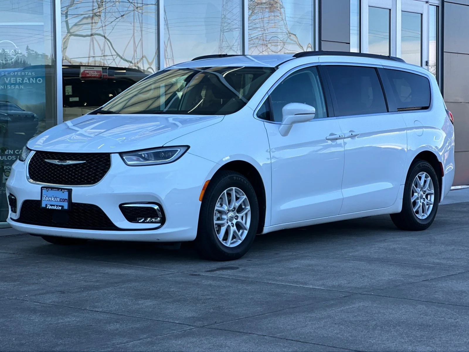 Used 2022 Bright White Clearcoat Chrysler Touring L image 8
