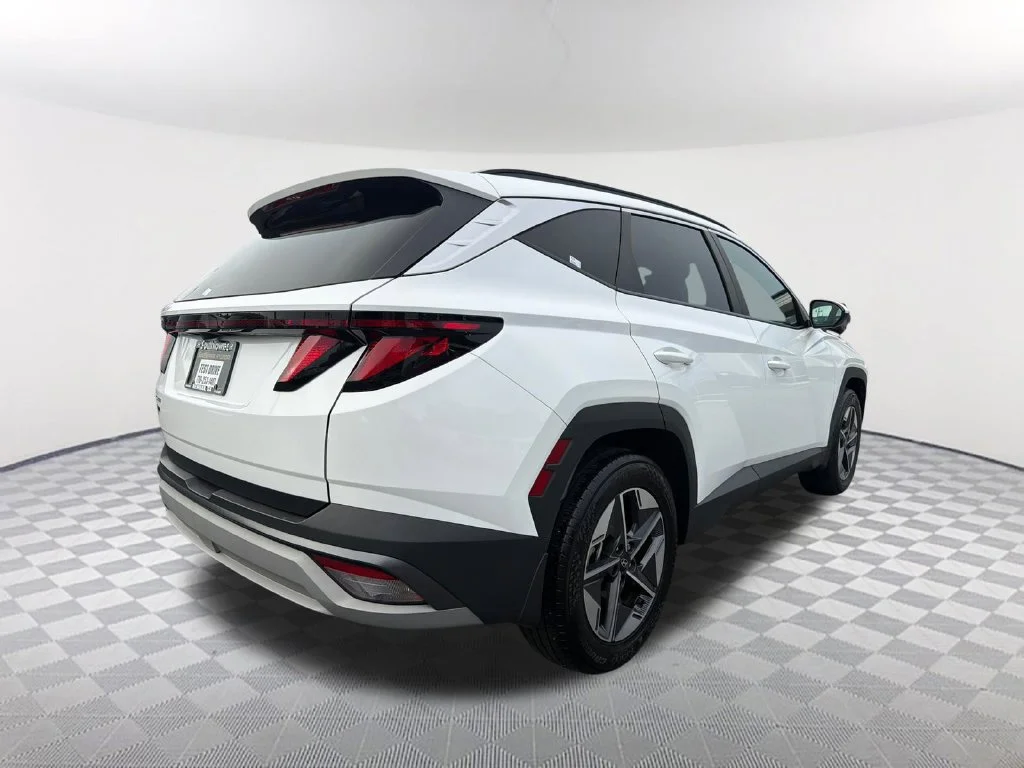 Used 2025 White Hyundai SEL image 5