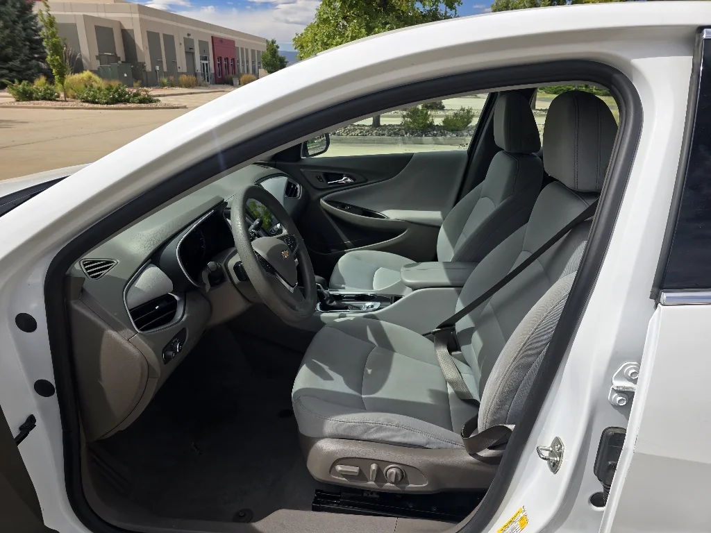 Used 2022 Summit White Chevrolet LT image 10