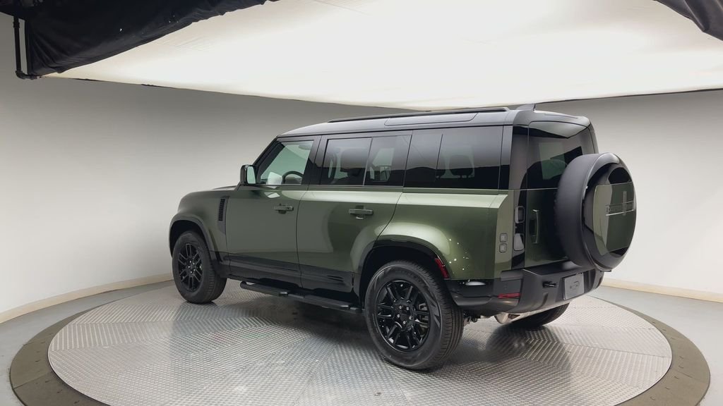 New 2026 Woolstone Green Land Rover X-Dynamic SE image 4