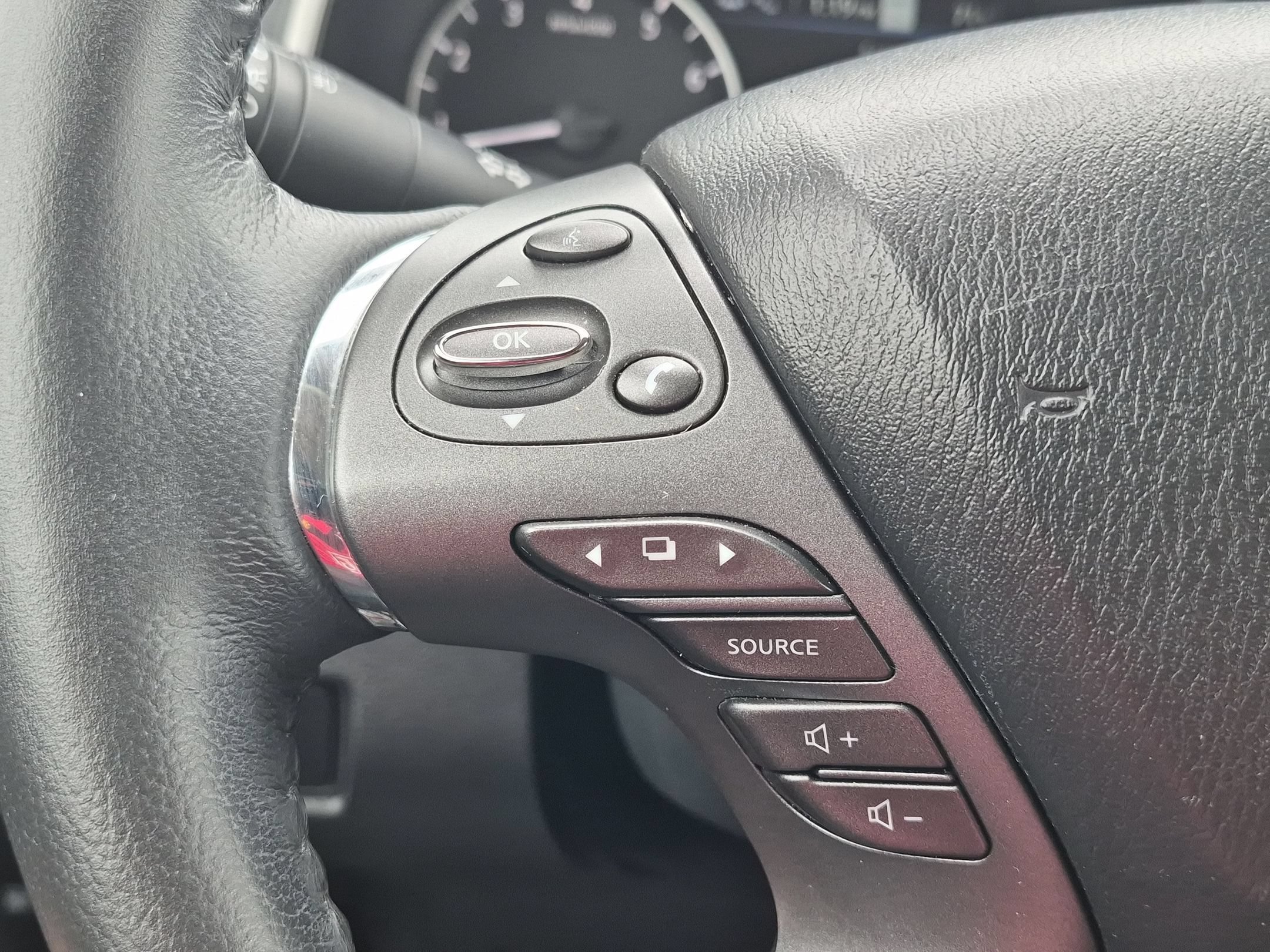 Used 2020 Super Black Metallic Nissan SL AWD image 14