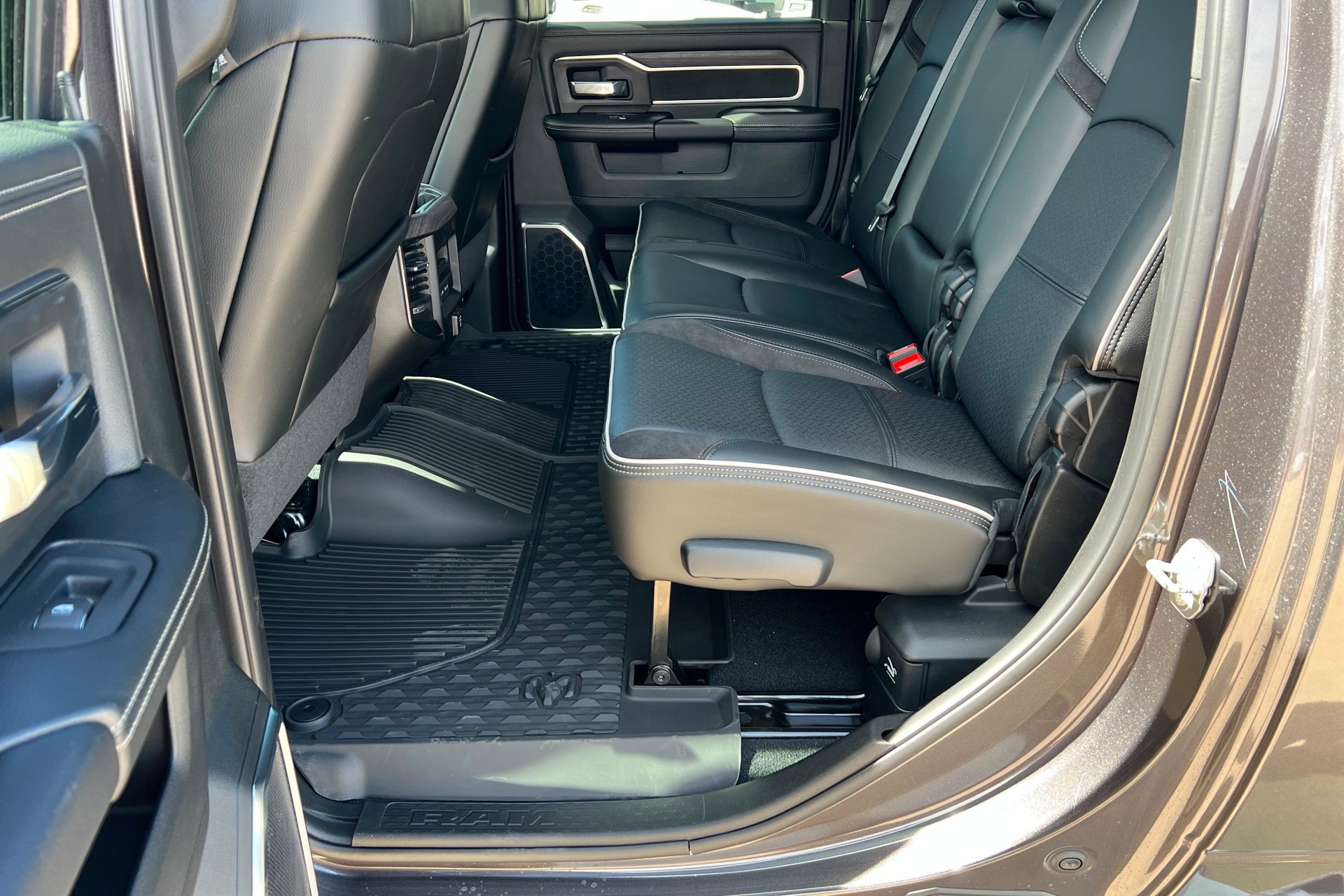 New 2026 Granite Crystal Metallic Clear-Coat Exterior Paint RAM Laramie image 22