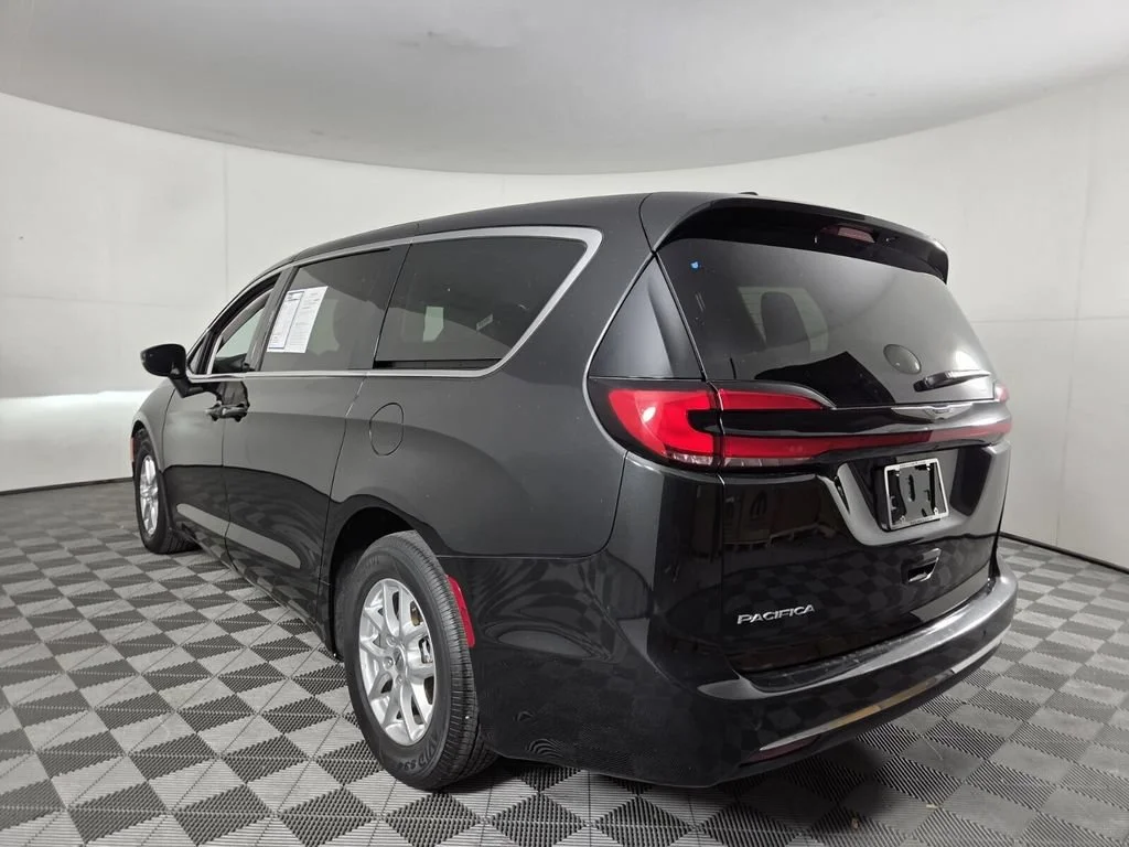 Used 2023 Brilliant Black Crystal Pearlcoat Chrysler Touring L image 7