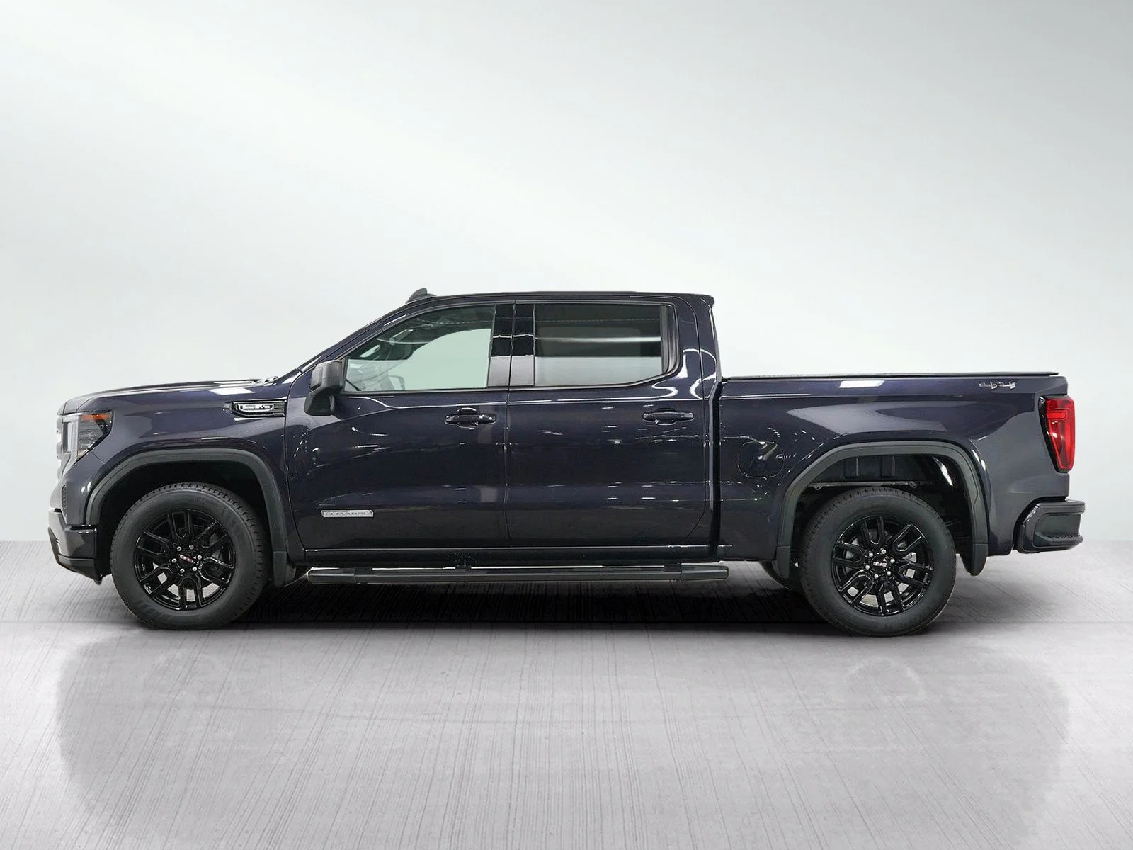 Used 2022 GMC Sierra 1500 Elevation with VIN 3GTUUCED8NG603591 for sale in Roseville, Minnesota