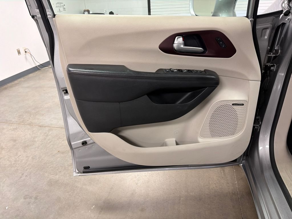 Used 2019 Silver Chrysler Limited image 24