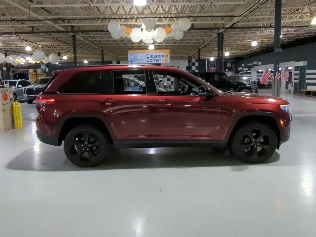 Used 2022 Red Jeep Altitude image 7