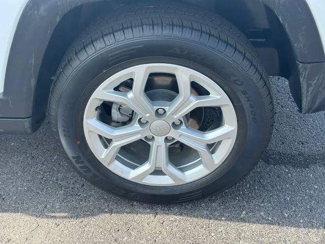 Certified Used 2024 White Jeep Latitude image 11