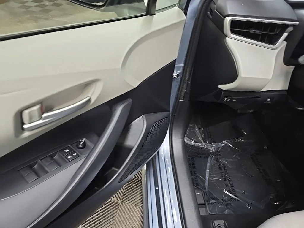 Used 2021  Toyota LE image 27