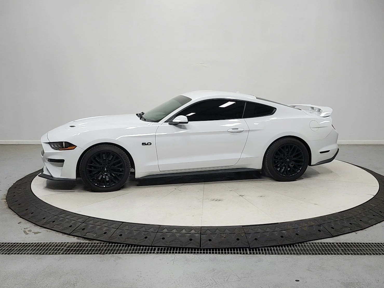 Used 2019 White Ford GT Premium image 4
