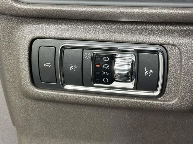 Used 2023 Red Lincoln Standard image 20