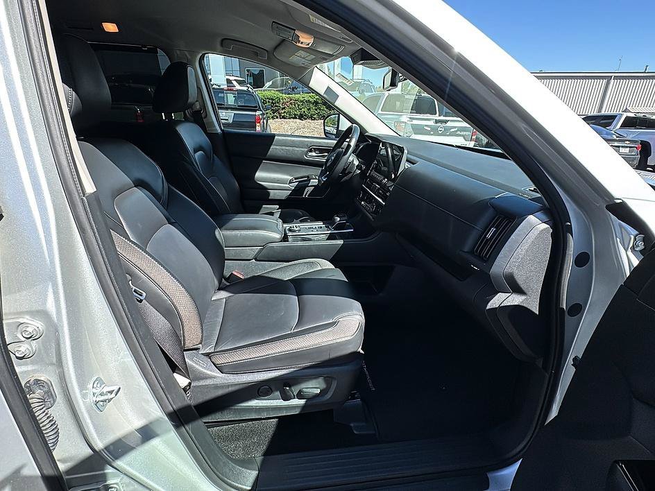 Certified Used 2025 Brilliant Silver Metallic Nissan SL image 24