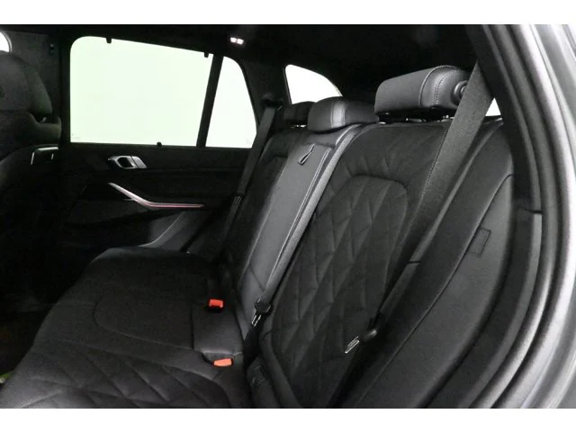 New 2026 Skyscraper Grey Metallic BMW xDrive50e image 4