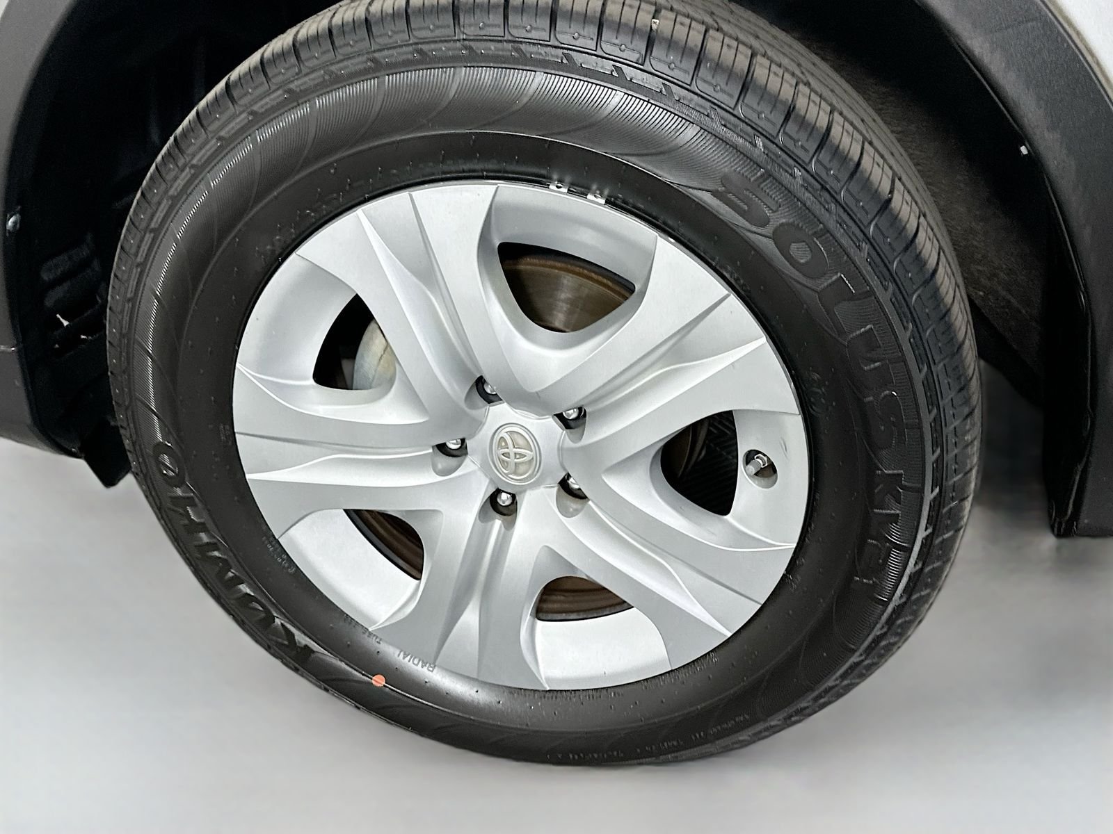 Used 2014 Classic Silver Metallic Toyota LE image 26