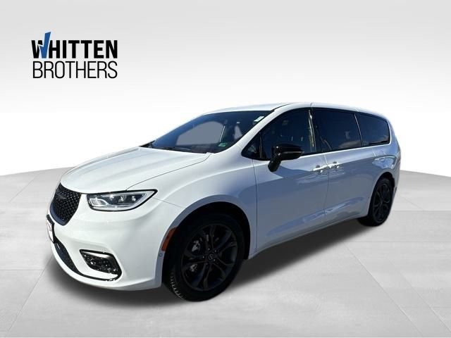 2026 Chrysler Pacifica Select's photo